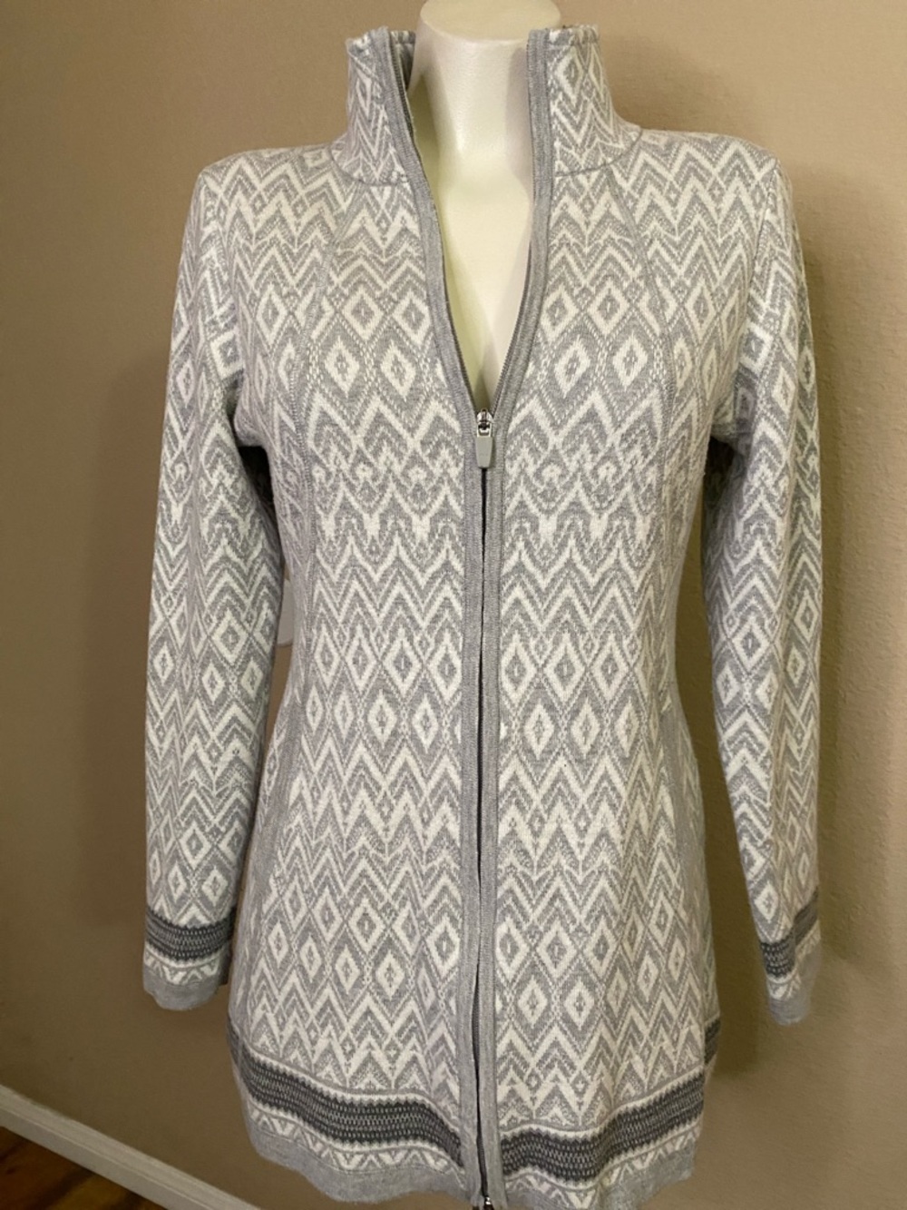 Max Studio Light Gray & White Geo print Zip front sweater knit jacket sport S